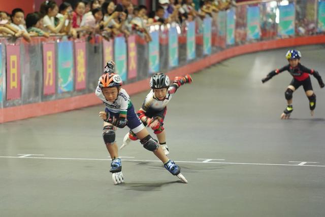 小紅書上的花樣輪滑比賽，速度與藝術的完美融合！